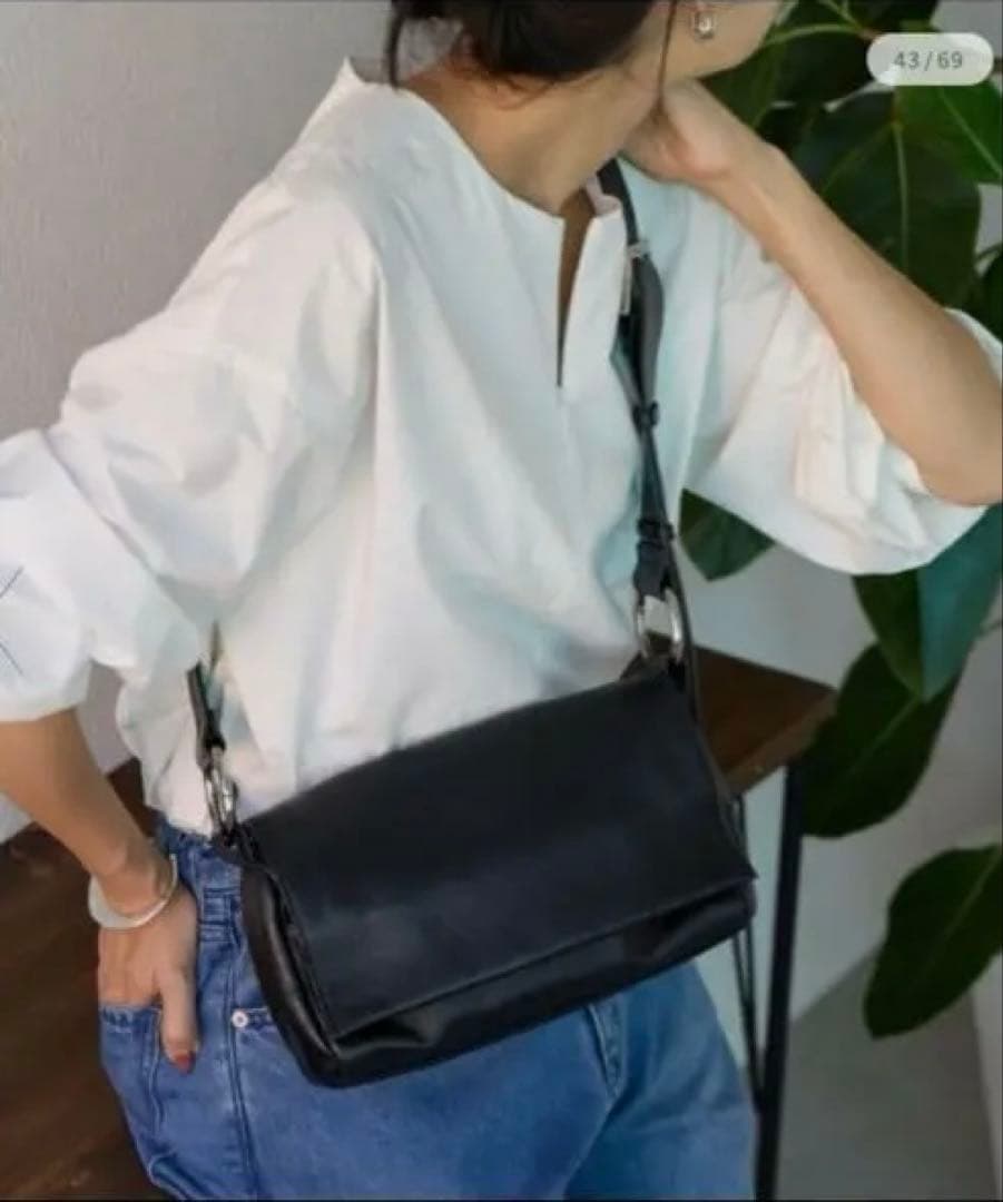 ★タグ付き★BEARDSLEY ボディバッグ　ショルダーバッグ　ブラック BEARDSLEY（ビアズリー） ショルダーバッグ バッグ 「本革」ミニレザー