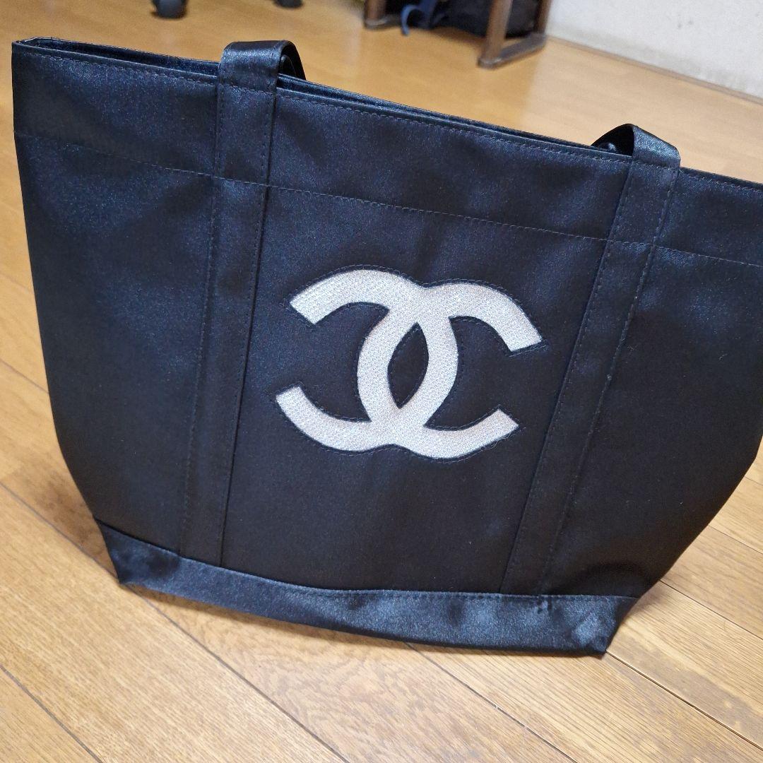 ☆CHANEL ノベルティ 大きめトートバッグ☆ 珍しい レザーの大きめバック 大容量で旅行もCHANELトートバック
