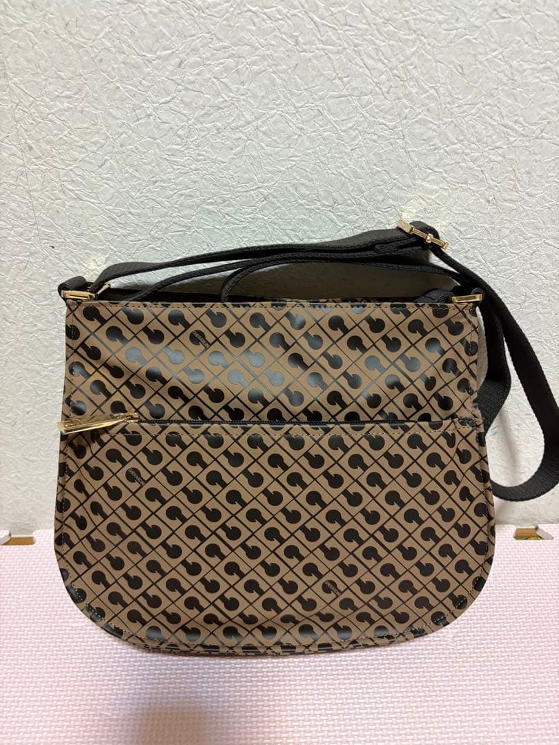 kueさま ゲラルディーニ☆ソフティ☆ショルダーバッグ☆定番人気型☆ kueさま ゲラルディーニ☆ソフティ☆ショルダーバッグ☆定番人気型