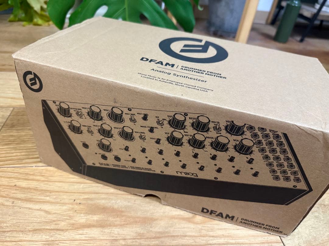 Moog DFAM アナログシンセサイザー Amazon.com: MOOG DFAM Semi-Modular Analog Percussion Synthesizer