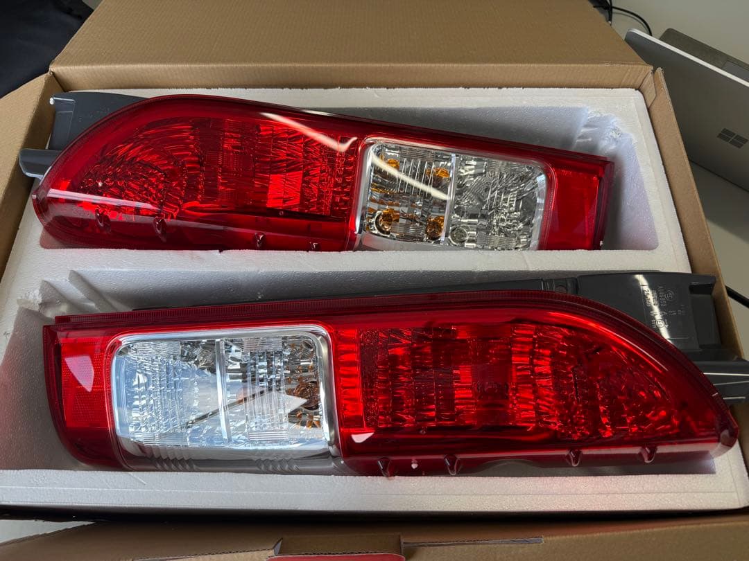 ハイエース2024年式、純正レッドテールランプ 左右セット Amazon | ZERO HOUSE オリジナル!!トヨタ ハイエース レジアスエース